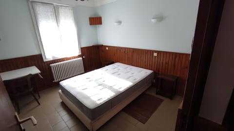 1 bedroom, blackout drapes, free WiFi