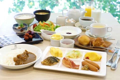 Daily buffet breakfast (JPY 1500 per person)