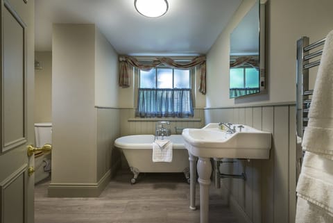 Suite | Bathroom | Free toiletries, hair dryer, soap, shampoo