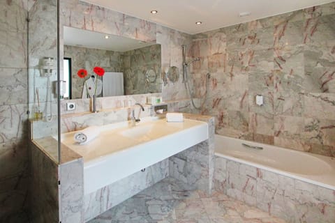 Junior Suite | Bathroom | Combined shower/tub, free toiletries, hair dryer, towels