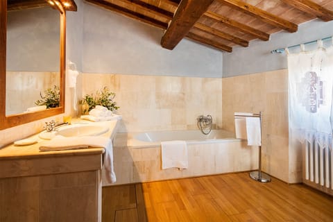 Deluxe Double Room | Bathroom | Free toiletries, hair dryer, bidet, towels