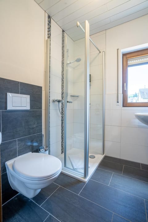 Standard Double Room, Ensuite | Bathroom | Shower, free toiletries, hair dryer, towels