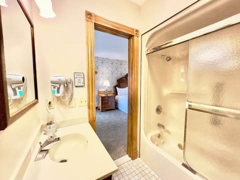 Room, 1 Queen Bed, Non Smoking, Garden View | Bathroom | Free toiletries, hair dryer, towels, soap