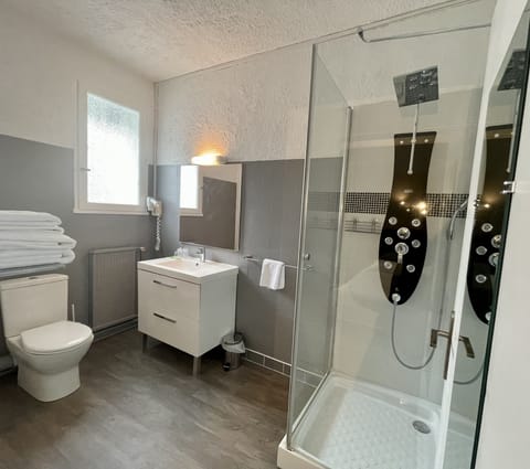 Superior Double Room | Bathroom | Free toiletries, hair dryer, towels, soap