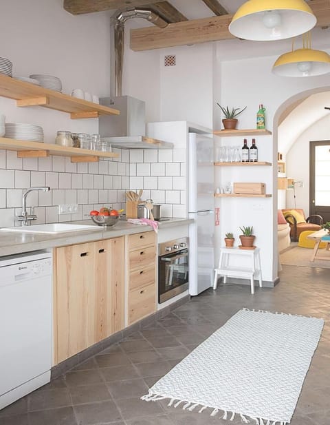 Stovetop, electric kettle, highchair