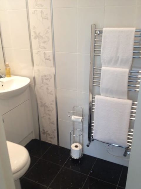 Double Room, Ensuite (Hampton) | Bathroom | Hair dryer, bathrobes, towels