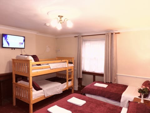 Family Room (for 5 People) | Free WiFi, bed sheets