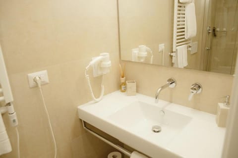 Shower, free toiletries, hair dryer, bidet