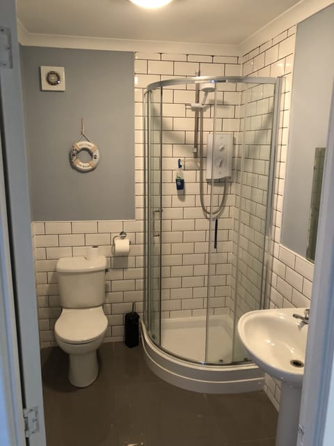 Standard Single Room | Bathroom | Shower, hair dryer, towels