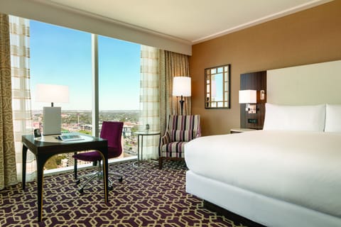 Fairmont Gold, Grand Suite, 1 King Bed with Sofa bed | City view