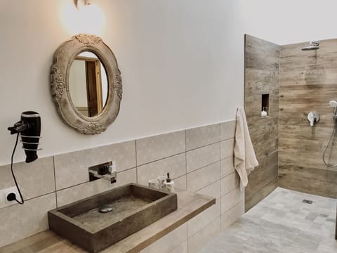 Signature Room, 1 King Bed | Bathroom sink