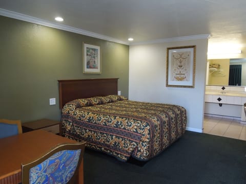 Standard Room, 1 King Bed | Desk, free WiFi, bed sheets