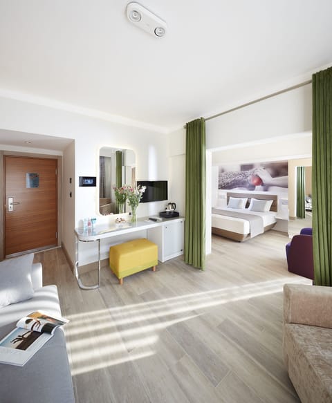 Family Suite | Premium bedding, minibar, in-room safe, laptop workspace