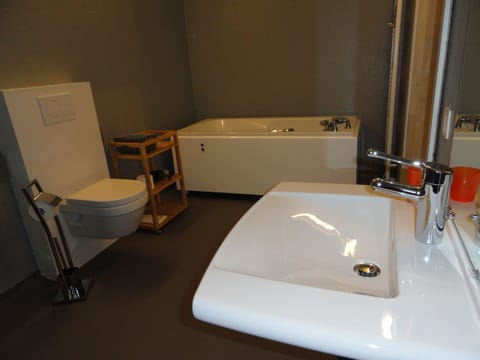 Family Triple Room, Accessible, Garden Area | Bathroom | Shower, free toiletries, hair dryer, towels