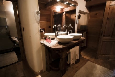 Suite with Turkish bath | Bathroom | Free toiletries, hair dryer, bidet, towels