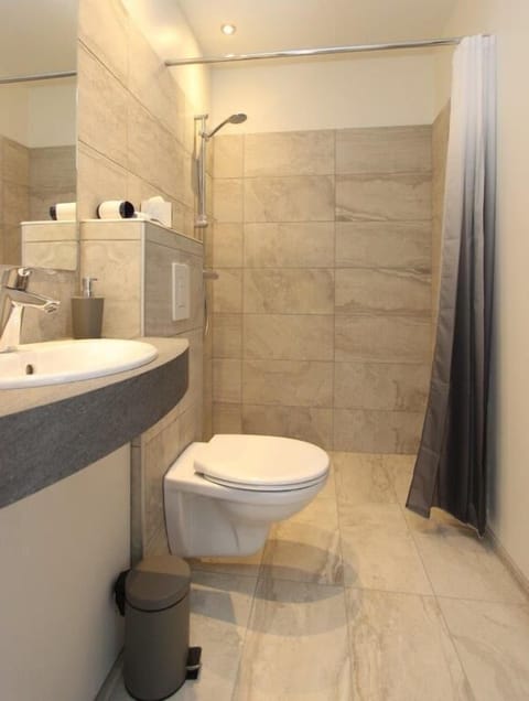 Double or Twin Room, Private Bathroom | Bathroom | Shower, free toiletries, hair dryer, towels