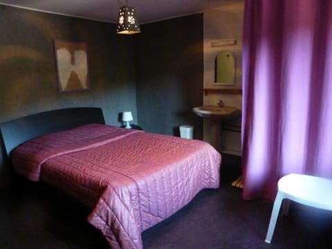 Double Room | Free cribs/infant beds, free WiFi, bed sheets