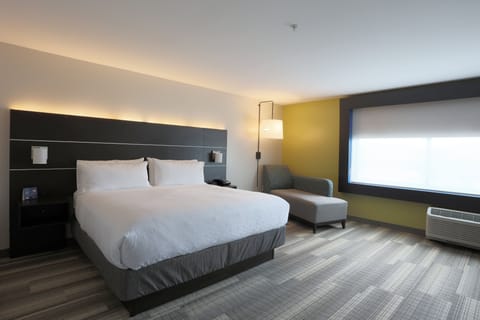 Standard Room, 1 King Bed | Premium bedding, in-room safe, desk, laptop workspace