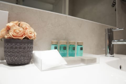 Shower, rainfall showerhead, free toiletries, hair dryer