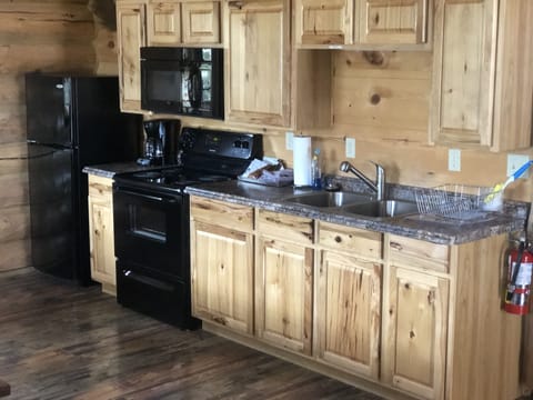 Cabin, 2 Bedrooms, Mountain View, Ground Floor - No Pets | Private kitchen | Fridge, coffee/tea maker