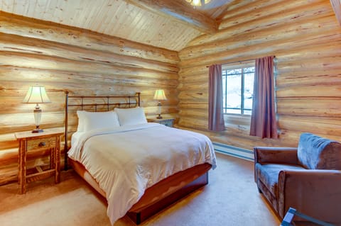 Cabin, 2 Bedrooms, Mountain View, Ground Floor - No Pets | Individually furnished, iron/ironing board, free WiFi, bed sheets