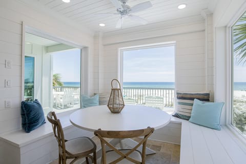 2nd sitting nook off den