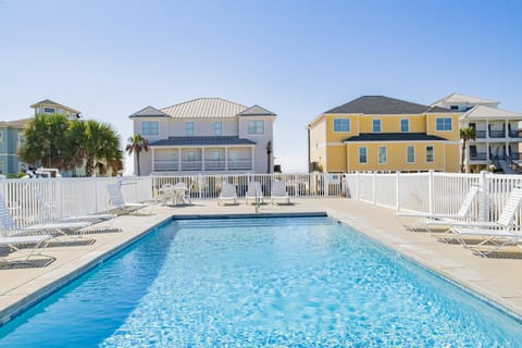 LARGE POOL, Great Location to anything in Orange Beach and Gulf Shores AL. Huge over-sized parking area on NORTH side of pool if guests want to bring a boat trailer.