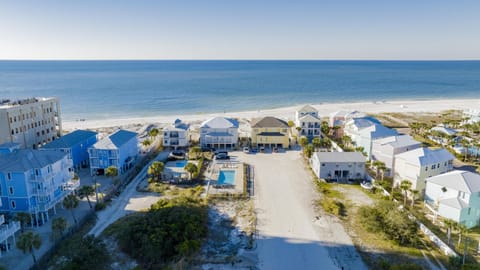 LARGE POOL, Great Location to anything in Orange Beach and Gulf Shores AL. Huge over-sized parking area on NORTH side of pool if guests want to bring a boat trailer.