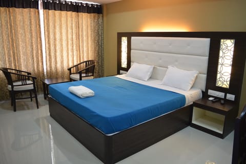 Deluxe Double Room, 1 King Bed, Private Bathroom | 1 bedroom, free WiFi