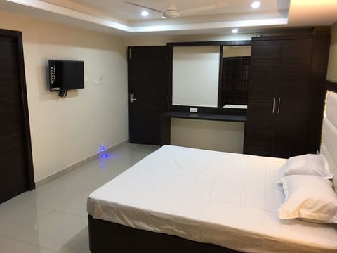Economy Double Room, 1 King Bed, Private Bathroom | 1 bedroom, free WiFi