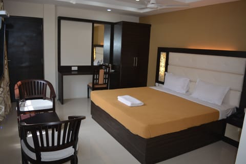 Deluxe Double Room, 1 King Bed, Private Bathroom | 1 bedroom, free WiFi