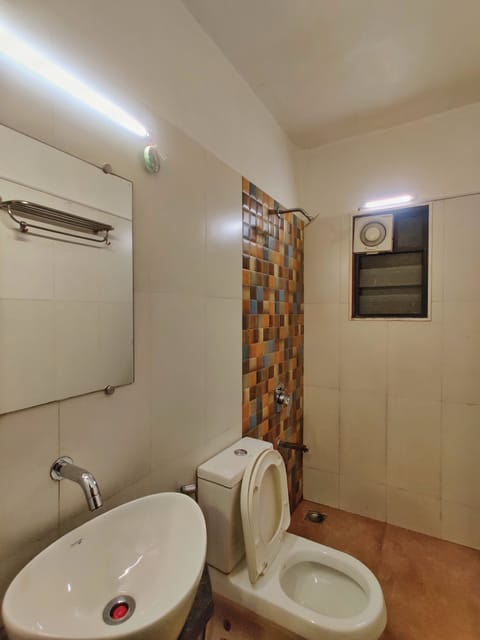 Deluxe AC Room | Bathroom | Shower, free toiletries, towels, soap