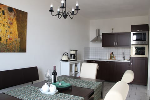 Deluxe Apartment, Private Bathroom (Kurt Schumacher Str.21) | Restaurant