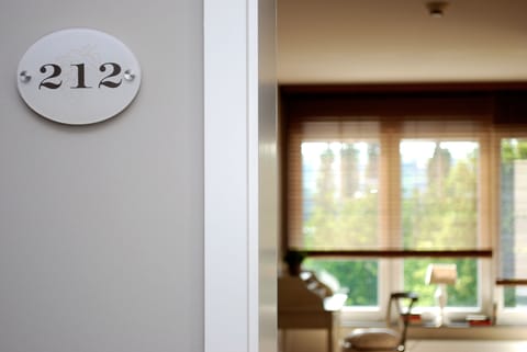 Hypo-allergenic bedding, free WiFi, bed sheets