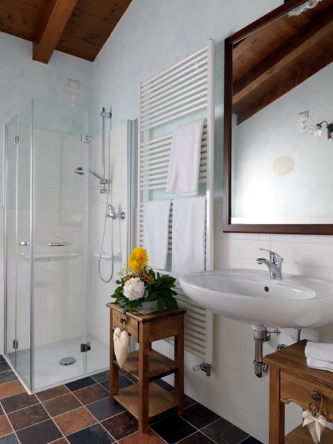 Apartment | Bathroom | Shower, hair dryer, bathrobes, bidet