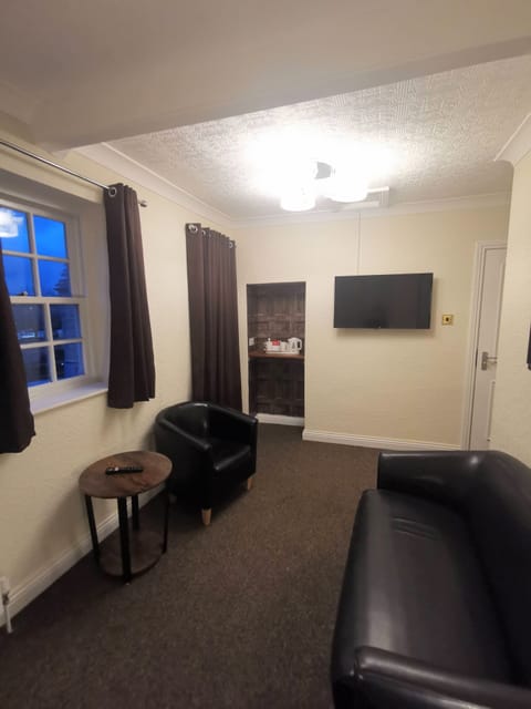 Superior Double Room, Ensuite, Garden View (Deluxe King with Lounge) | WiFi