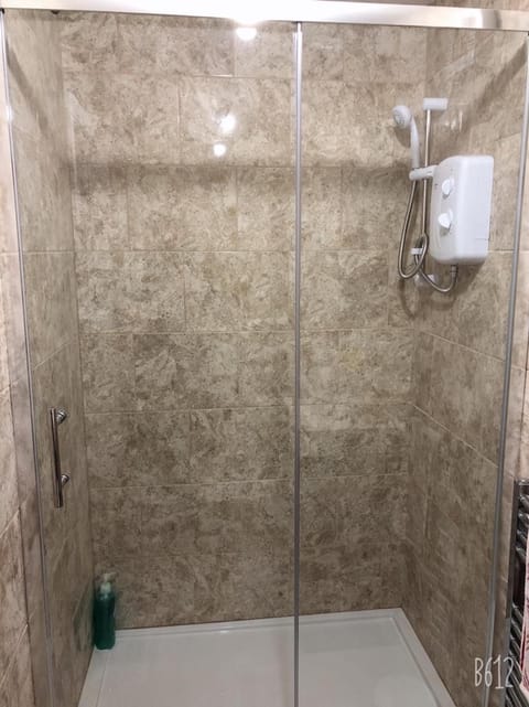 Double Room | Bathroom | Shower, free toiletries, hair dryer, towels