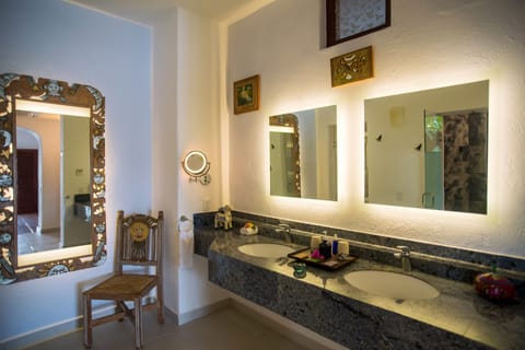 Oceanfront Master Pool Suite | Bathroom | Shower, free toiletries, hair dryer, towels