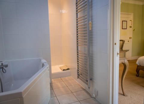 Deluxe Room | Bathroom | Free toiletries, hair dryer, towels