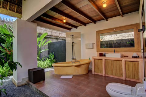 Executive Villa (2BR) | Bathroom | Shower, free toiletries, hair dryer, slippers