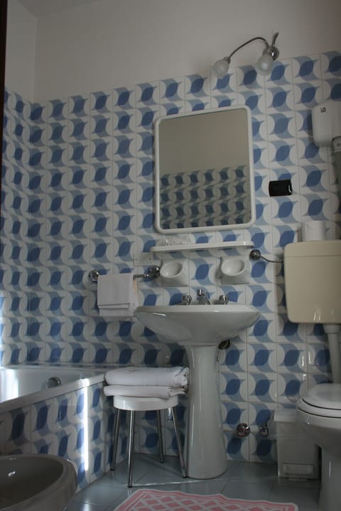 Shower, free toiletries