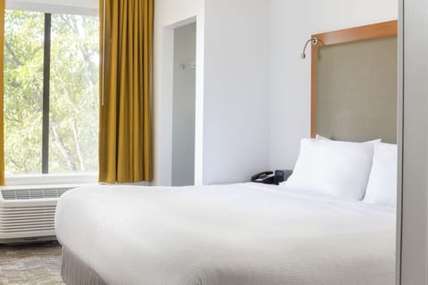 Hypo-allergenic bedding, in-room safe, desk, blackout drapes