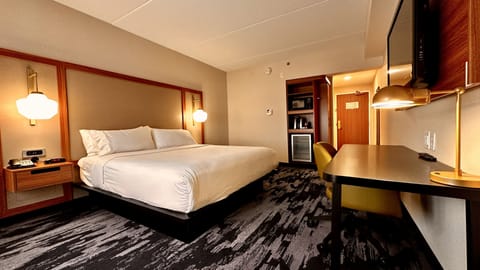 Deluxe Room, 1 King Bed | In-room safe, iron/ironing board, free WiFi, bed sheets