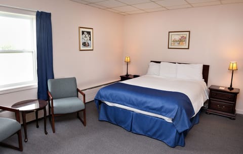 Standard Room, 1 Queen Bed | In-room safe, individually decorated, individually furnished, desk