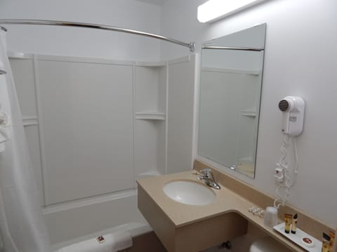 Single Unit with Double bed and Shared Bathroom | Bathroom | Free toiletries, hair dryer, towels