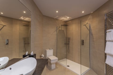 Premier Room, Sea View | Bathroom | Designer toiletries, hair dryer, bathrobes, slippers