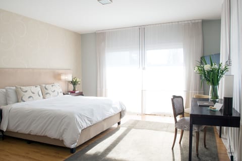 Deluxe Room | Premium bedding, down comforters, pillowtop beds, minibar