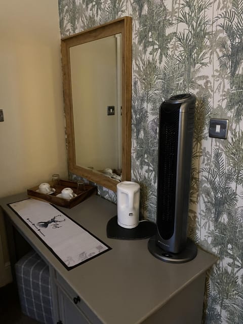 Basic Double Room, Ensuite (Small) | WiFi