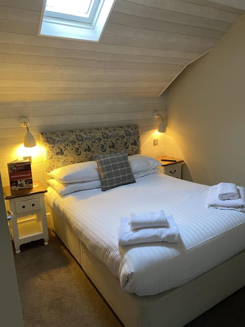 Basic Double Room, Ensuite (Small) | WiFi