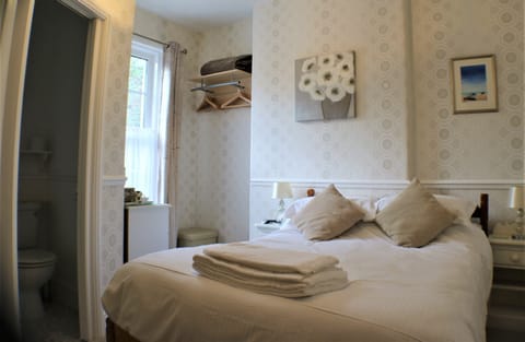 Standard Double Room, Ensuite | Individually decorated, individually furnished, iron/ironing board